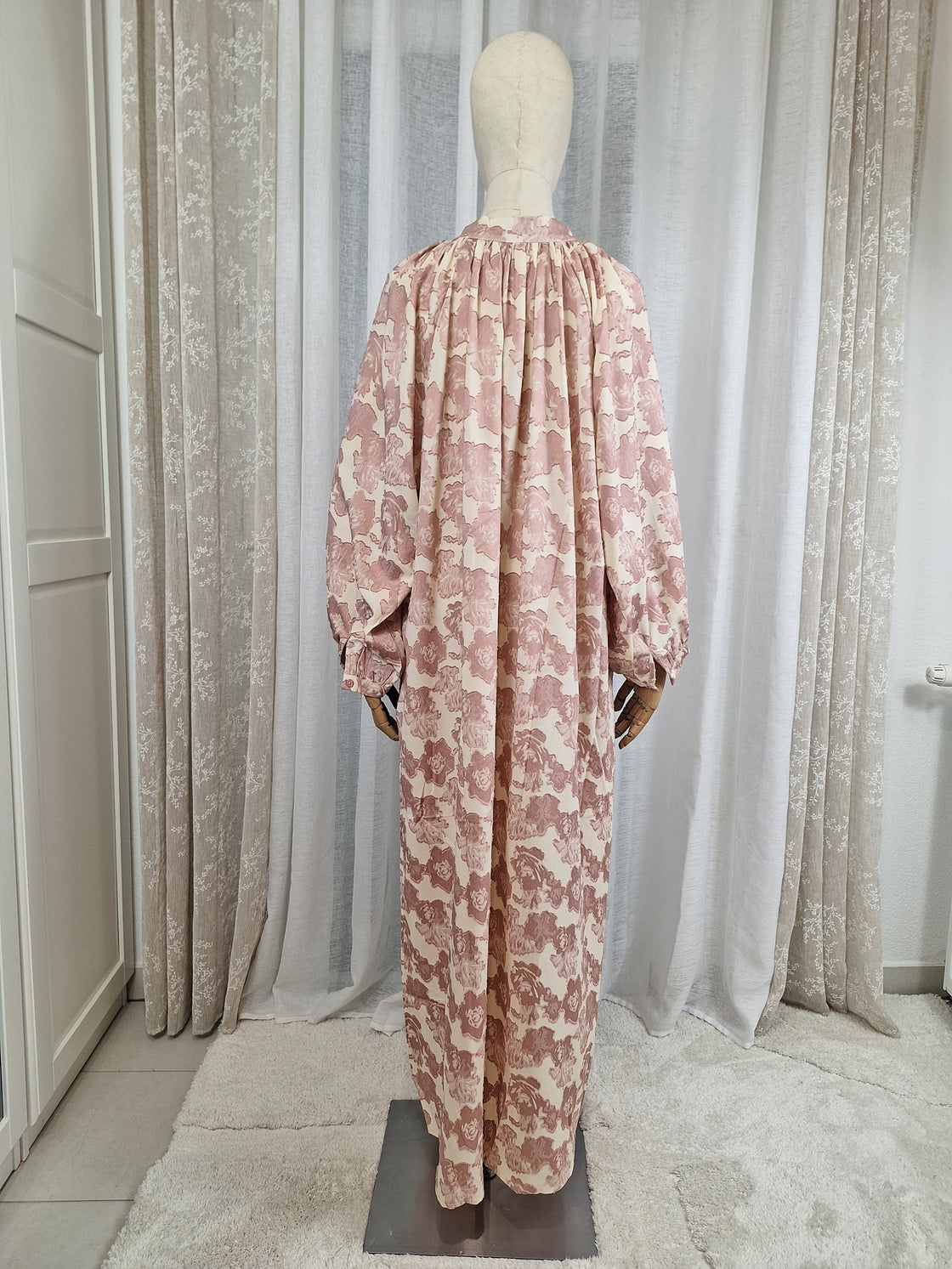 Robe longue fluide à motifs floraux