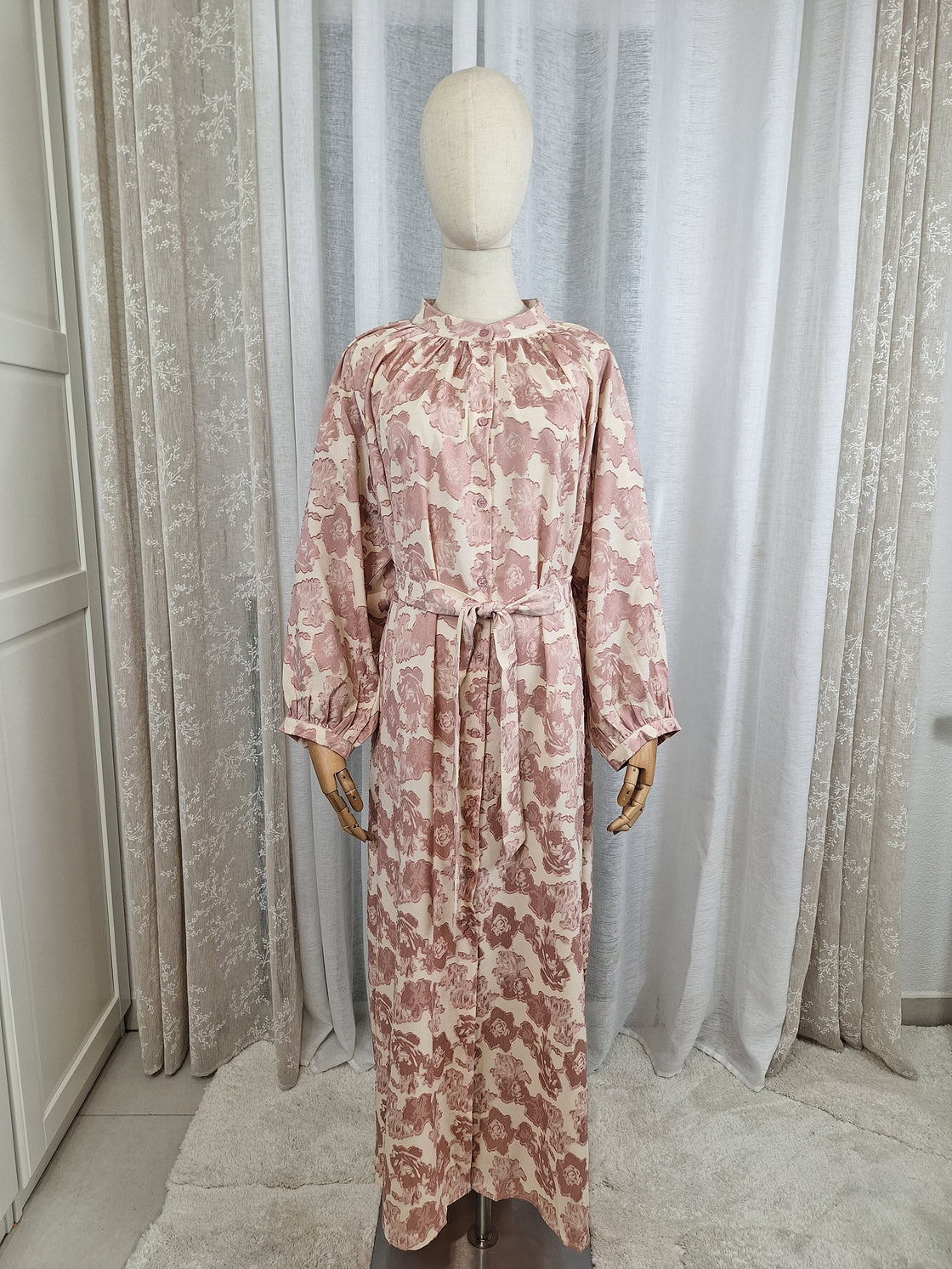 Robe longue fluide à motifs floraux